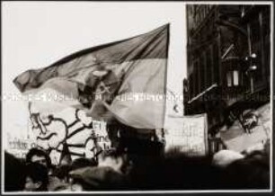 Demonstration mit Flagge der DDR (Altersgruppe 14-17)