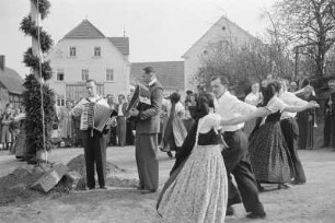 Maibaumwerfen in Ostro : Mejemjetanje we Wotrowje : Ostro / Wotrow