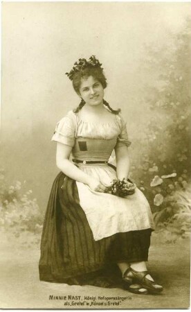 Minnie Nast als Gretel : Minnie Nast als Gretel in "Hänsel und Gretel" von Engelbert Humperdinck. Königliche Hofoper Dresden, 1906. Fotografie (Weltpostkarte)