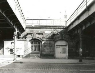 Bahnhof Dresden Mitte. Hochgleisanlage mit darunterliegendem Empfangsgebäude, angeschnitten Eisenbahnbrücke über die Jahnstraße : Dresden-Altstadt, Jahnstraße. Bahnhof Dresden Mitte. Hochgleisanlage mit darunterliegendem Empfangsgebäude, angeschnitten Eisenbahnbrücke über die Jahnstraße