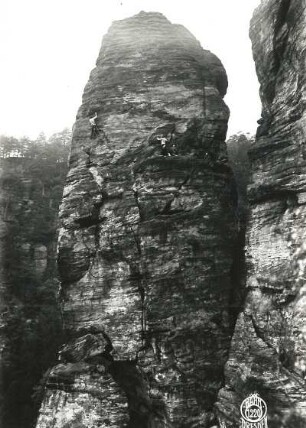 Böhmische Schweiz, Elbtal, rechtes Ufer (Labské údolí - Pravý břeh ). Gamsspitze (Kamzičí hrot). Seilschaft Schöne im Elbweg (Labská cesta, VIIa)