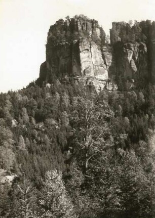 Elbsandsteingebirge. Hoher Torstein mit oberem Schrammtor (in der Gruppe der Schrammsteine)