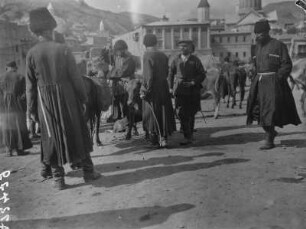 Bäuerliche Straßenszene mit Einheimischen, Pferden und Rindern : Mgehet (Georgien). Bäuerliche Straßenszene mit Einheimischen, Pferden und Rindern