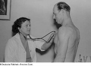Ärztin bei der Behandlung eines Patienten