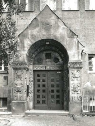 Dresden-Trachau. Cottbuser Straße 34 / Ecke Aachener Straße (1910/11; Hans Erlwein). 40. Mittelschule. Portalvorbau