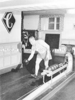 Betriebssportgemeinschaft des VEB Leuna-Werke "Walter Ulbricht" beim Kegeln im "Klubhaus der Werktätigen" (Kulturhaus) Leuna