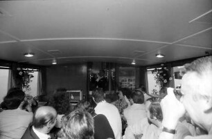 1979 Nobelpreisträgertagung Physik; Abendliche Bodenseefahrt: Tischgesellschaft bei Vorführung