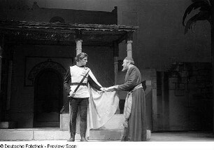 Szenenbilder aus dem Stück "Nathan der Weise" von Gotthold Ephraim Lessing im Deutschen Theater Berlin : Szene mit Paul Wegener als Nathan (rechts) und Max Eckard als junger Tempelherr (links)