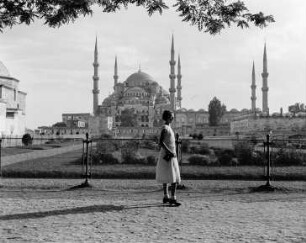 Hagia Sophia : Konstaninopel (Istanbul/Türkei). Portrait einer jungen Frau mit der Hagia Sophia im Hintergrund