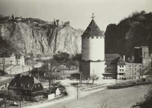 Plauenscher Grund, Mühle mit Siloturm, im Hintergrund links Dölzschener Höhe mit Begerburg und Syenitbruch