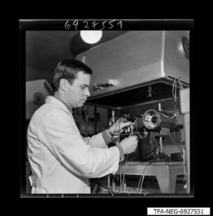 Mitarbeiter an Apparatur, Foto 1969