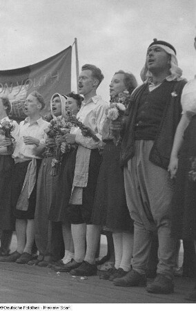 Arabisches Volkskunstensemble, englische Jugendgruppe und Ensemble der FDJ auf der Bühne