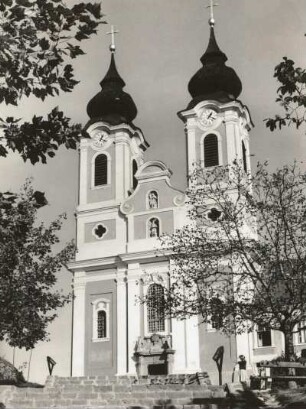 Tihany, Ungarn. Abteikirche (11.-18. Jh.), Turmfront (1752)