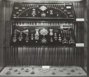 Vitrine 37: oben: Rubin-Garnitur, Mitte: Diamant-Rauten- oder Rosengarnitur & unten: Anhänger : Dresden. Ausstellung "Der Menschheit bewahrt, 1959". Vitrine 37 mit Rubin-Garnitur Oben), Diamant-Rauten- oder Rosengarnitur (Mitte) und Anhängern (unten)