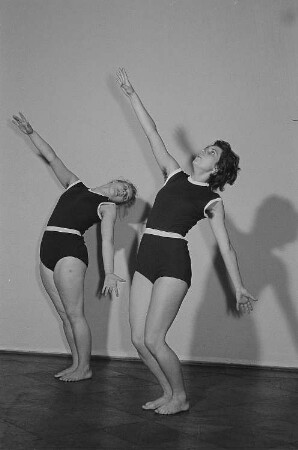 Studentinnen Christel Niemann und Helga Pankoke an der Leipziger Theaterhochschule bei gymnastischen Übungen