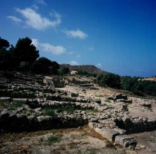 Agia Triada. Agorá und minoischer Palast : Kreta, Agia Triada. Agorá und Palast. Blick vom Nordtor auf Agorá und Palast