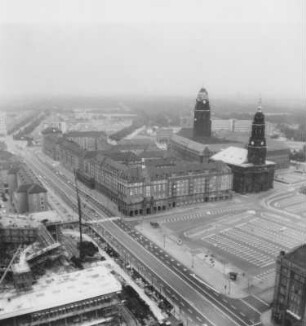 Baustelle des Kulturpalastes, Ernst-Thälmann-Straße (Wilsdruffer Straße), Altmarkt mit Kreuzkirche und Rathausturm