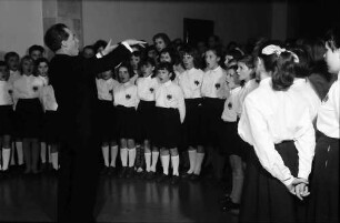 Freiburg: Regierungspräsidium; VdK-Kinderchor singt für Ministerpräsident Dr. Gebhard Müller; Dirigent Trietschler und VdK-Kinderchor