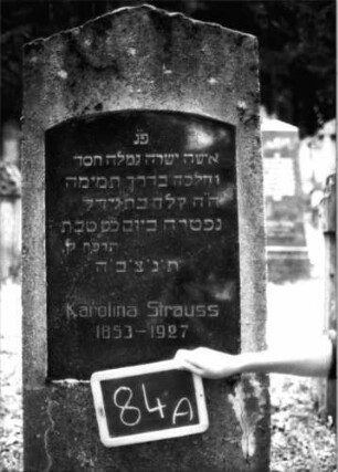 Grabstein 84 (Index: 100090730) Material: Kalkstein mit weißer Marmorplatte Zustand: gut Maße HxBxT: 202x59x23 cm Beschreibung: Stele, Sockel, giebelartiger Abschluß, Schrifttafel mit Segmentbogen: Grabstein 84A