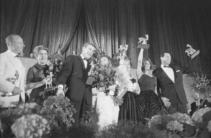 Bambi-Verleihung an die von der Zeitschrift Film-Revue ermittelten, beliebtesten Schauspielerinnen und Schauspieler.
