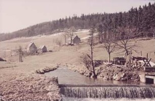 Erzgebirge. Dorfansicht mit Bach