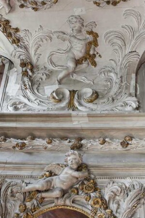 Putti — Putti als Allegorien der Jahreszeiten — Putto mit Girlande als Allegorie des Herbstes