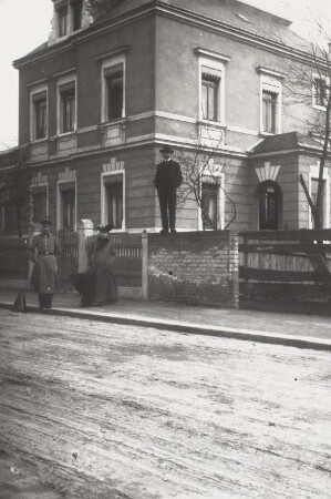 Radebeul. Wohnhaus, Waldstraße 11 : Radebeul (Kreis Dresden). Wohnhaus, Waldstraße 11. Straßenansicht mit einer Frau und zwei Männern (für den Fotografen posierend