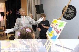 Der Regierende Bürgermeister von Berlin, Klaus Wowereit (vor der Tafel) besucht die Ludwig-Bechstein-Grundschule.