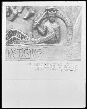 Symbol des Evangelisten Markus, unten Halbfigur (Fortitudo) in Rundmedaillon
