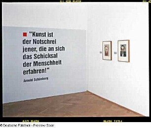Raumaufnahme : Raumaufnahme mit einem Zitat A. Schönbergs in der Ausstellung: Arnold Schönberg - Das bildnerische Werk. 30.09.2001-18.11.2001