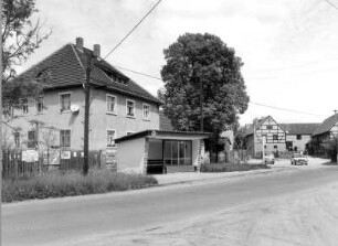 Wohnhaus : Birkwitz-Pratzschwitz. Dorfplatz Pratzschwitz. Wohnhaus, Pratzschwitzer Straße und Bushaltestelle mit Wartehäuschen