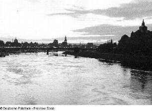 Blick von der Albertbrücke über die Elbe zur Altstadt bei Dämmerung