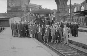 Aufnahmen einer Gruppe junger Leute vor einer Straßenbahn
