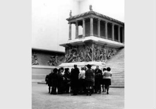 Besucher im Pergamonsaal im Pergamonmuseum
