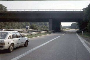 Ausfahrt aus Kreisel (Freiburg Richtung Basel) zu Nebenfahrbahn West (Karlsruhe Richtung Basel): Brücke Nord