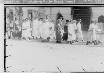 Fronleichnamsprozession in Sigmaringen vor dem Prinzenbau; Frauen