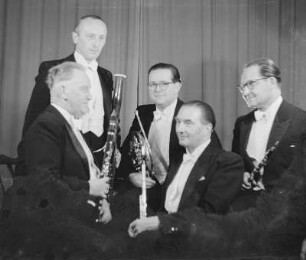 Gruppenaufnahme vom Bläserquintett der Staatskapelle (Prof. Fritz Rucker)