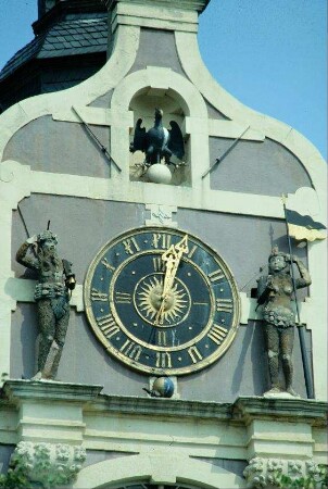 Detail voriges Bild: Uhr mit Arnstädter Adler und Figuren