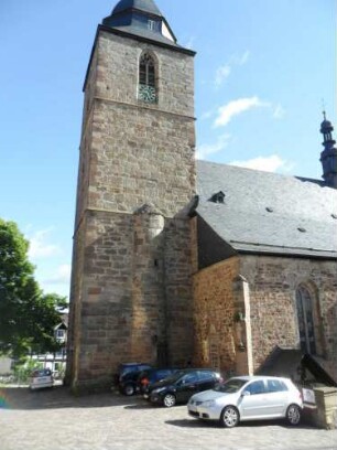 Stadtkirche - Kirchturm von Süden mit angesetztem rundem Treppenturm ins erste Obergeschoß sowie Langhausansatz