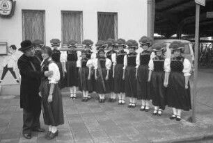 Badner Kinderchor. Reise nach Berlin anlässlich der Aufzeichnung zweier "a capella"-Titel von Chorleiter Rudolf Lemke durch das Zweite Deutsche Fernsehen ZDF