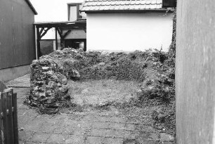 Mauerreste der ehemaligen Burg (Burg, ehem.); Brachttal, Burgstraße 4