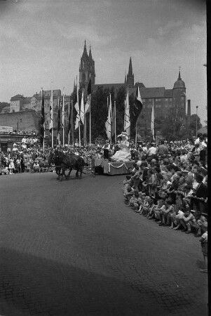 Meißen-Altstadt. Jubiläum "250 Jahre Meißner Porzellan". Festumzug. Blick zum Burgberg mit Albrechtsburg und Dom
