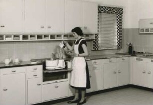 Universal-Küchenmaschinenschrank der Fr. Poggenpohl KG