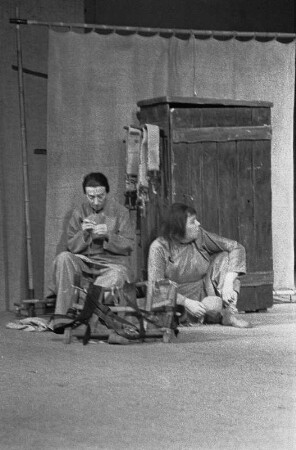 Szenenbilder aus "Hirse für die Achte", altes chinesisches Volksstück mit N. Christian, R. Schelcher, H. Schubert, L. M. Weber, J. Kamper, F. Düren, F. Gnaß, Berliner Ensemble, 1954