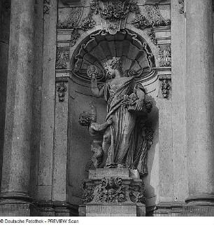 Pomona : Pomona. Sandstein (um 1715; Werkstatt Balthasar Permoser). Dresden: Zwinger, Kronentor.