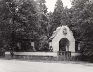 Torbogen der Einfriedung Ecke Steinweg mit Wappen der Familie Bruhm