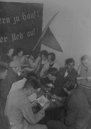 Der "Thomas-Müntzer-Bund" in Bermsgrün im Arbeiterheim, fast alle Jungkommunisten waren dabei