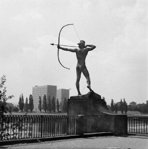 Dresden-Neustadt, Königsufer. Plastik "Bogenschütze" (Bronze, überlebensgroß; 1902, E. M. Geyger)