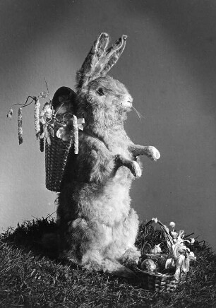 Osterhasenbilder. Sitzender Osterhase mit Kiepe