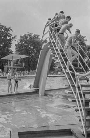 Wasserrutsche im Freibad Pankow, 1960. SW-Foto © Kurt Schwarz.